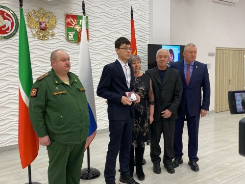 Вечная память героям: в Заинске состоялась церемония вручения наград семьям погибших участников СВО
