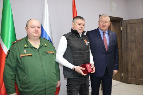 Зәйдә хәрбиләр белән очрашуда егетләргә батырлыклары өчен медальләр тапшырылды