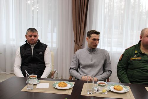 Зәйдә хәрбиләр белән очрашуда егетләргә батырлыклары өчен медальләр тапшырылды