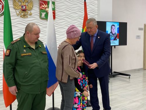 Вечная память героям: в Заинске состоялась церемония вручения наград семьям погибших участников СВО