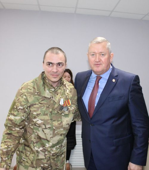 Зәйдә хәрбиләр белән очрашуда егетләргә батырлыклары өчен медальләр тапшырылды