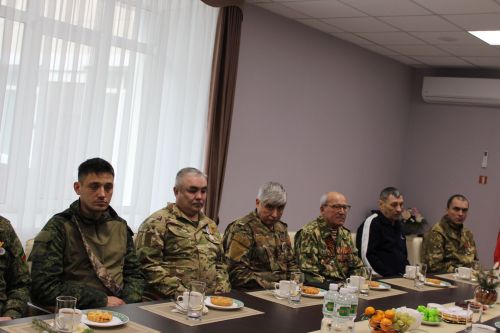 Зәйдә хәрбиләр белән очрашуда егетләргә батырлыклары өчен медальләр тапшырылды