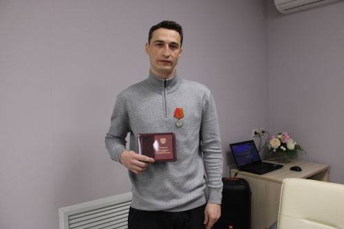 Зәйдә хәрбиләр белән очрашуда егетләргә батырлыклары өчен медальләр тапшырылды