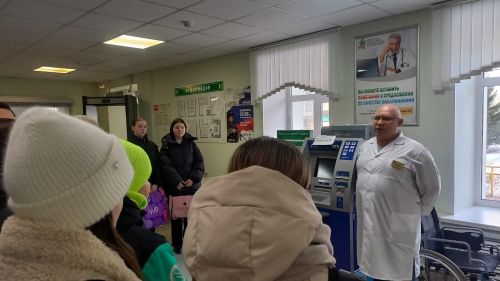 В Заинской ЦРБ старшеклассников познакомили с миром медицины