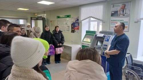 В Заинской ЦРБ старшеклассников познакомили с миром медицины