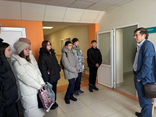 В Заинской ЦРБ старшеклассников познакомили с миром медицины