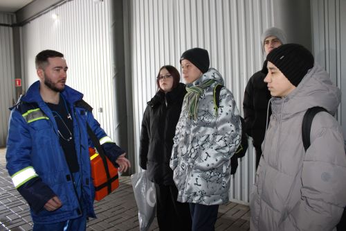 В Заинской ЦРБ старшеклассников познакомили с миром медицины