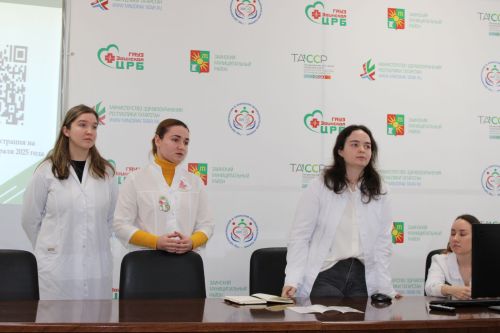 В Заинской ЦРБ старшеклассников познакомили с миром медицины