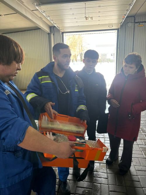 В Заинской ЦРБ старшеклассников познакомили с миром медицины