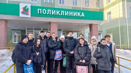 В Заинской ЦРБ старшеклассников познакомили с миром медицины
