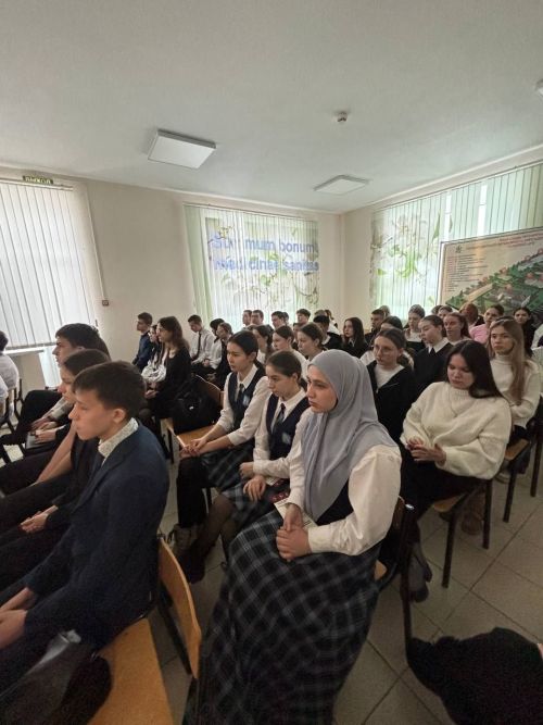 В Заинской ЦРБ старшеклассников познакомили с миром медицины