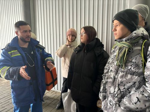 В Заинской ЦРБ старшеклассников познакомили с миром медицины