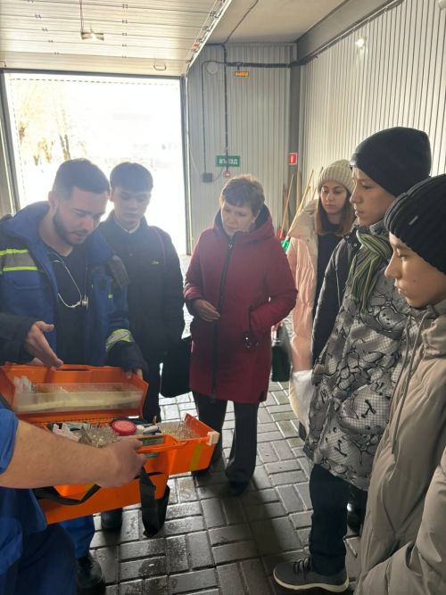 В Заинской ЦРБ старшеклассников познакомили с миром медицины