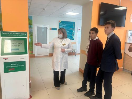 В Заинской ЦРБ старшеклассников познакомили с миром медицины