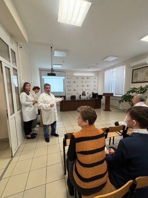 В Заинской ЦРБ старшеклассников познакомили с миром медицины
