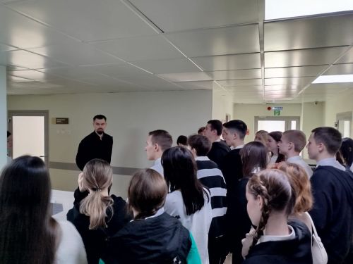 В Заинской ЦРБ старшеклассников познакомили с миром медицины