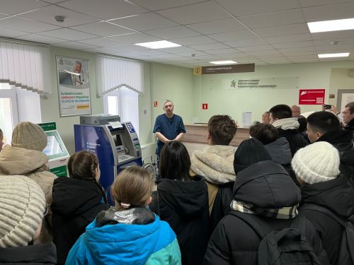 В Заинской ЦРБ старшеклассников познакомили с миром медицины