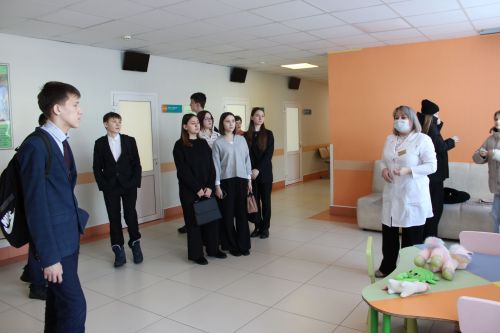 В Заинской ЦРБ старшеклассников познакомили с миром медицины