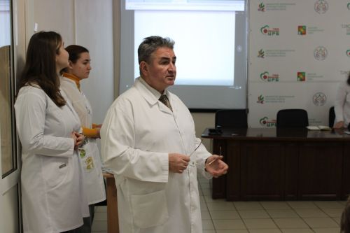 В Заинской ЦРБ старшеклассников познакомили с миром медицины