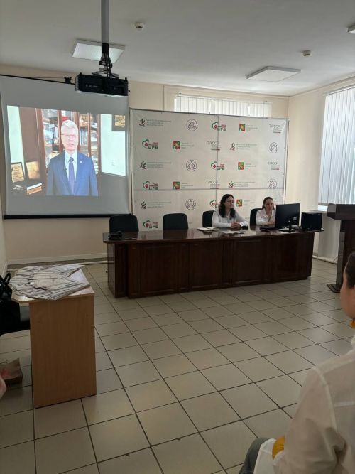 В Заинской ЦРБ старшеклассников познакомили с миром медицины