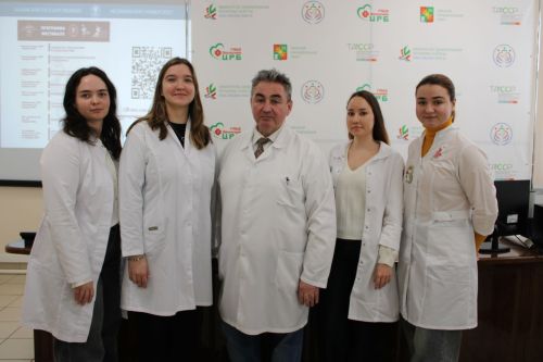 В Заинской ЦРБ старшеклассников познакомили с миром медицины