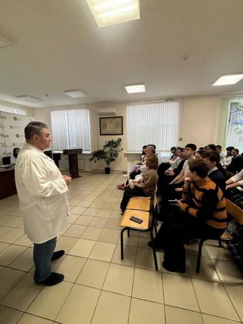 В Заинской ЦРБ старшеклассников познакомили с миром медицины