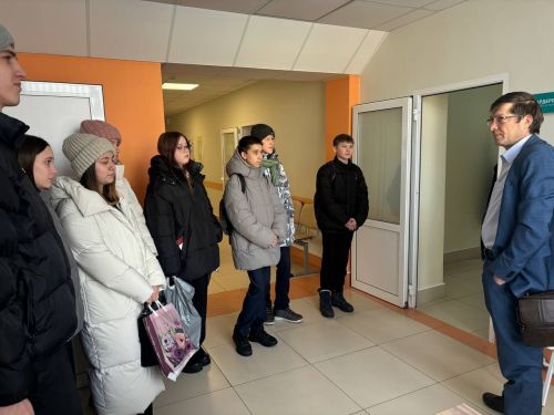 В Заинской ЦРБ старшеклассников познакомили с миром медицины