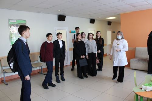 В Заинской ЦРБ старшеклассников познакомили с миром медицины
