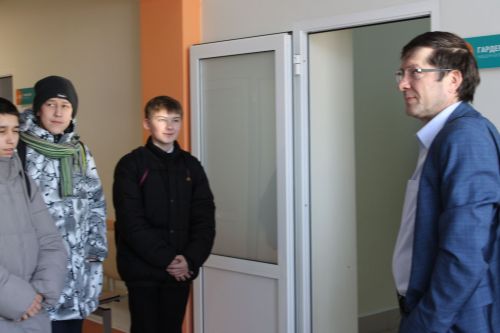 В Заинской ЦРБ старшеклассников познакомили с миром медицины