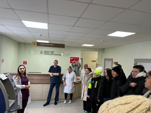 В Заинской ЦРБ старшеклассников познакомили с миром медицины