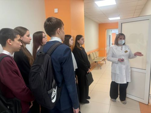 В Заинской ЦРБ старшеклассников познакомили с миром медицины