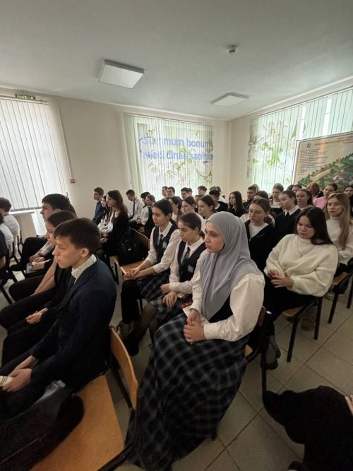 В Заинской ЦРБ старшеклассников познакомили с миром медицины