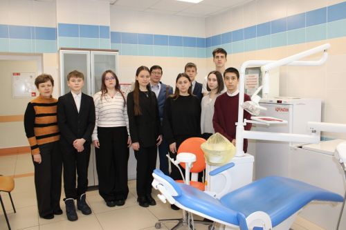 В Заинской ЦРБ старшеклассников познакомили с миром медицины