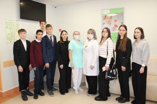 В Заинской ЦРБ старшеклассников познакомили с миром медицины