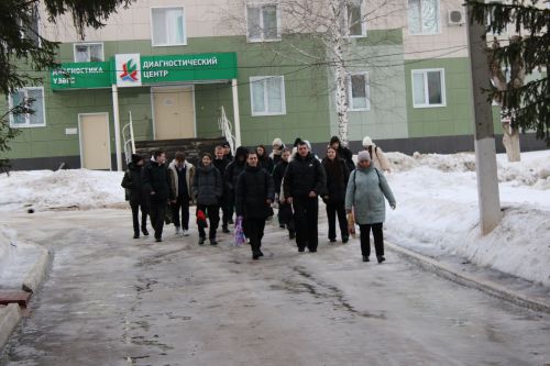 В Заинской ЦРБ старшеклассников познакомили с миром медицины