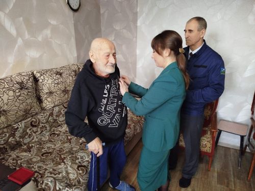 В Заинске труженикам тыла вручили памятные медали «80 лет Великой Победы»