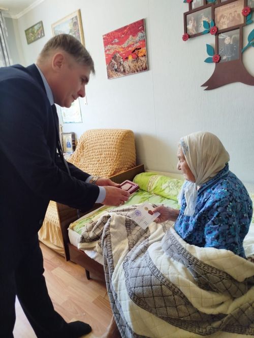 В Заинске труженикам тыла вручили памятные медали «80 лет Великой Победы»