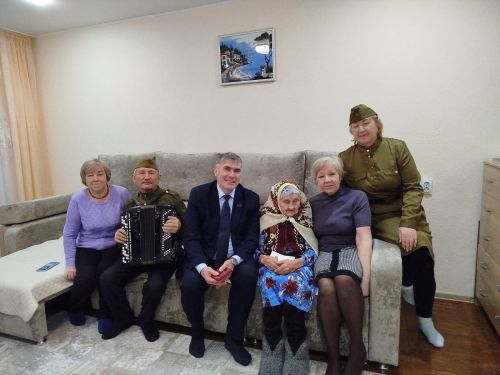 В Заинске труженикам тыла вручили памятные медали «80 лет Великой Победы»