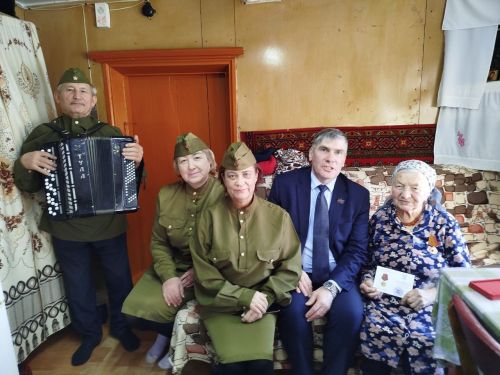 В Заинске труженикам тыла вручили памятные медали «80 лет Великой Победы»