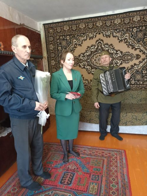 В Заинске труженикам тыла вручили памятные медали «80 лет Великой Победы»