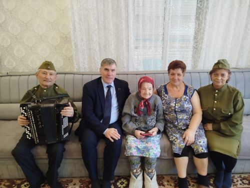 В Заинске труженикам тыла вручили памятные медали «80 лет Великой Победы»