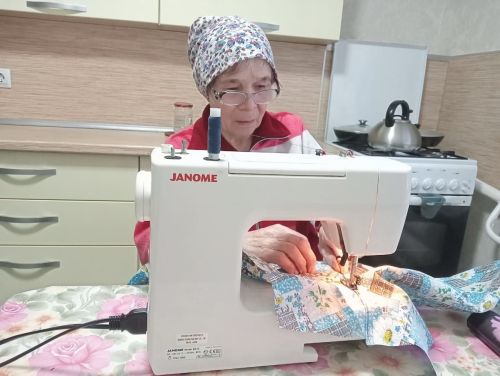 Зәйдән Нурия апа солдатларга эчке киемнәр тегә