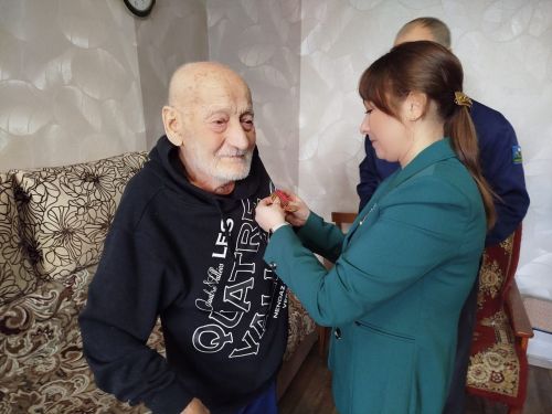 В Заинске труженикам тыла вручили памятные медали «80 лет Великой Победы»