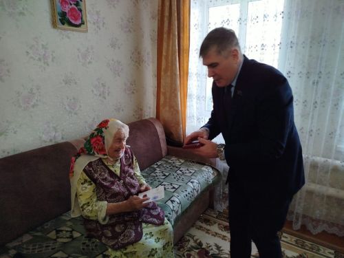 В Заинске труженикам тыла вручили памятные медали «80 лет Великой Победы»