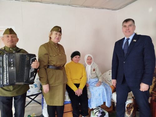 В Заинске труженикам тыла вручили памятные медали «80 лет Великой Победы»