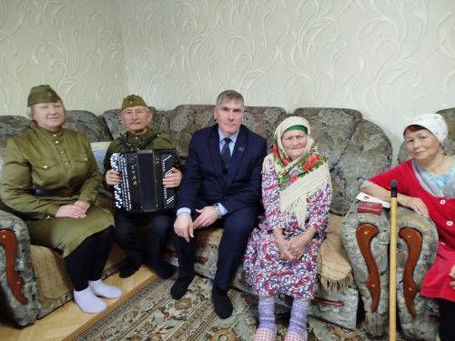 В Заинске труженикам тыла вручили памятные медали «80 лет Великой Победы»