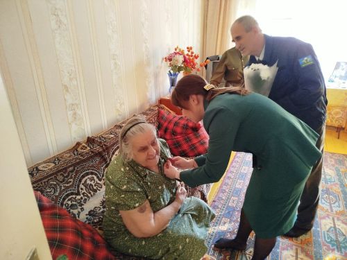 В Заинске труженикам тыла вручили памятные медали «80 лет Великой Победы»