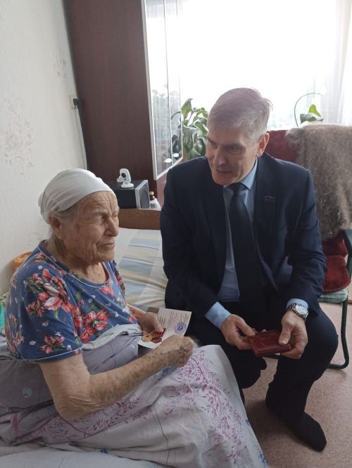 В Заинске труженикам тыла вручили памятные медали «80 лет Великой Победы»