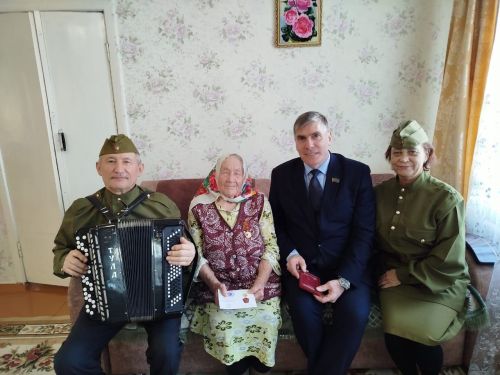 В Заинске труженикам тыла вручили памятные медали «80 лет Великой Победы»