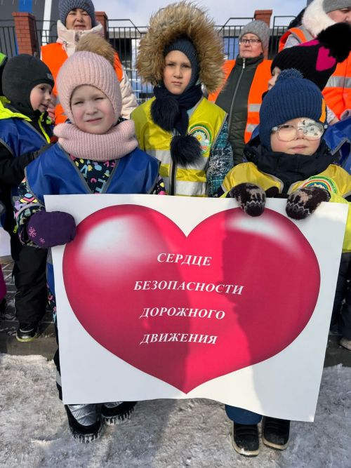 В Заинске дошколята подарили водителям валентинки